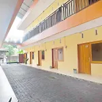 Oyo 90463 A2B Guesthouse